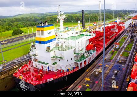 Panama Canal, Panama - Dezember 7, 2019: ein Frachtschiff in die Miraflores Schleusen des Panamakanals Stockfoto