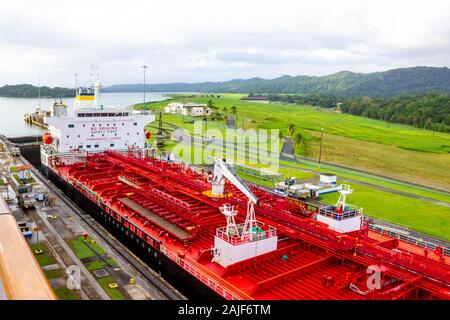 Panama Canal, Panama - Dezember 7, 2019: ein Frachtschiff in die Miraflores Schleusen des Panamakanals Stockfoto