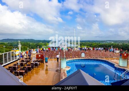 Panama Canal, Panama - Dezember 7, 2019: ein Frachtschiff in die Miraflores Schleusen des Panamakanals Stockfoto