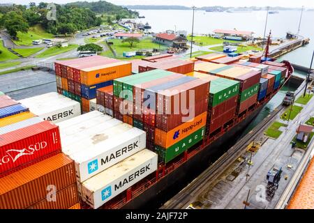 Panama Canal, Panama - Dezember 7, 2019: ein Frachtschiff in die Miraflores Schleusen des Panamakanals Stockfoto