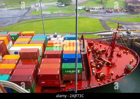 Panama Canal, Panama - Dezember 7, 2019: ein Frachtschiff in die Miraflores Schleusen des Panamakanals Stockfoto