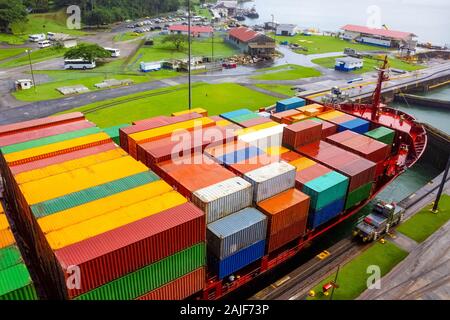 Anzeigen von Panama Kanal von Kreuzfahrtschiff Stockfoto