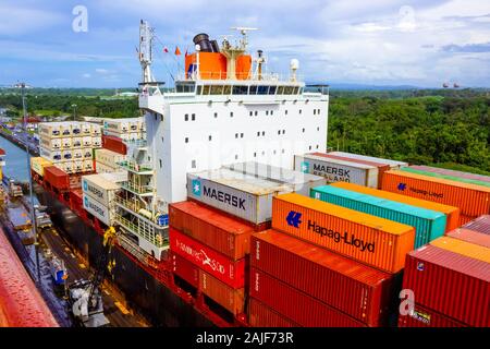 Panama Canal, Panama - Dezember 7, 2019: ein Frachtschiff in die Miraflores Schleusen des Panamakanals Stockfoto