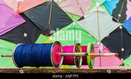 Firki für Makar Sankranti. Makar Sankranti ist die Indische kite Festival. Es ist auch wie uttarayan bekannt. Firki ist auch als Patang Dori genannt. Stockfoto