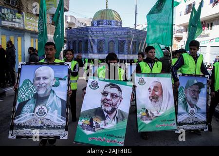 Januar 3, 2020: Gaza, Palästina. 03. Januar 2020. Die Islamische Widerstandsbewegung Hamas hält eine Kundgebung in Gaza Stadt zur Unterstützung der Jerusalemer Al-Aqsa Moschee. Die Rallye war ein Protest gegen die 2018 Umzug der US-Botschaft durch die Trumpf-Verwaltung von Tel Aviv nach Jerusalem. Die Al-Aksa-Moschee in Jerusalem liegt, ist die dritte heiligsten Ort des Islam nach Mekka und Medina. Spannungen sind hoch an der Stelle, die den israelisch-palästinensischen Konflikt wurde. Da die Juden glauben, dass der Heilige Tempel Salomos unterhalb der Moschee befindet, sind Sie auf dem premi erlaubt Stockfoto