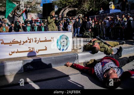 Januar 3, 2020: Gaza, Palästina. 03. Januar 2020. Die Islamische Widerstandsbewegung Hamas hält eine Kundgebung in Gaza Stadt zur Unterstützung der Jerusalemer Al-Aqsa Moschee. Die Rallye war ein Protest gegen die 2018 Umzug der US-Botschaft durch die Trumpf-Verwaltung von Tel Aviv nach Jerusalem. Die Al-Aksa-Moschee in Jerusalem liegt, ist die dritte heiligsten Ort des Islam nach Mekka und Medina. Spannungen sind hoch an der Stelle, die den israelisch-palästinensischen Konflikt wurde. Da die Juden glauben, dass der Heilige Tempel Salomos unterhalb der Moschee befindet, sind Sie auf dem premi erlaubt Stockfoto