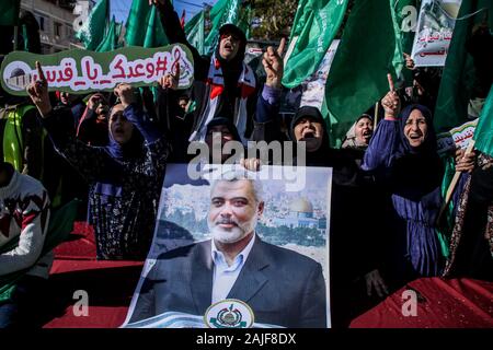 Januar 3, 2020: Gaza, Palästina. 03. Januar 2020. Die Islamische Widerstandsbewegung Hamas hält eine Kundgebung in Gaza Stadt zur Unterstützung der Jerusalemer Al-Aqsa Moschee. Die Rallye war ein Protest gegen die 2018 Umzug der US-Botschaft durch die Trumpf-Verwaltung von Tel Aviv nach Jerusalem. Die Al-Aksa-Moschee in Jerusalem liegt, ist die dritte heiligsten Ort des Islam nach Mekka und Medina. Spannungen sind hoch an der Stelle, die den israelisch-palästinensischen Konflikt wurde. Da die Juden glauben, dass der Heilige Tempel Salomos unterhalb der Moschee befindet, sind Sie auf dem premi erlaubt Stockfoto