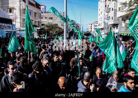 Januar 3, 2020: Gaza, Palästina. 03. Januar 2020. Die Islamische Widerstandsbewegung Hamas hält eine Kundgebung in Gaza Stadt zur Unterstützung der Jerusalemer Al-Aqsa Moschee. Die Rallye war ein Protest gegen die 2018 Umzug der US-Botschaft durch die Trumpf-Verwaltung von Tel Aviv nach Jerusalem. Die Al-Aksa-Moschee in Jerusalem liegt, ist die dritte heiligsten Ort des Islam nach Mekka und Medina. Spannungen sind hoch an der Stelle, die den israelisch-palästinensischen Konflikt wurde. Da die Juden glauben, dass der Heilige Tempel Salomos unterhalb der Moschee befindet, sind Sie auf dem premi erlaubt Stockfoto