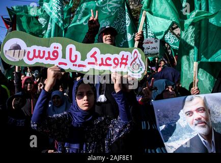 Januar 3, 2020: Gaza, Palästina. 03. Januar 2020. Die Islamische Widerstandsbewegung Hamas hält eine Kundgebung in Gaza Stadt zur Unterstützung der Jerusalemer Al-Aqsa Moschee. Die Rallye war ein Protest gegen die 2018 Umzug der US-Botschaft durch die Trumpf-Verwaltung von Tel Aviv nach Jerusalem. Die Al-Aksa-Moschee in Jerusalem liegt, ist die dritte heiligsten Ort des Islam nach Mekka und Medina. Spannungen sind hoch an der Stelle, die den israelisch-palästinensischen Konflikt wurde. Da die Juden glauben, dass der Heilige Tempel Salomos unterhalb der Moschee befindet, sind Sie auf dem premi erlaubt Stockfoto