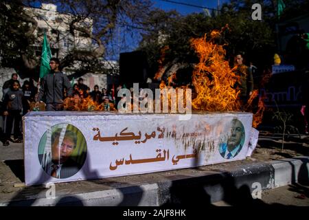 Januar 3, 2020: Gaza, Palästina. 03. Januar 2020. Die Islamische Widerstandsbewegung Hamas hält eine Kundgebung in Gaza Stadt zur Unterstützung der Jerusalemer Al-Aqsa Moschee. Die Rallye war ein Protest gegen die 2018 Umzug der US-Botschaft durch die Trumpf-Verwaltung von Tel Aviv nach Jerusalem. Die Al-Aksa-Moschee in Jerusalem liegt, ist die dritte heiligsten Ort des Islam nach Mekka und Medina. Spannungen sind hoch an der Stelle, die den israelisch-palästinensischen Konflikt wurde. Da die Juden glauben, dass der Heilige Tempel Salomos unterhalb der Moschee befindet, sind Sie auf dem premi erlaubt Stockfoto