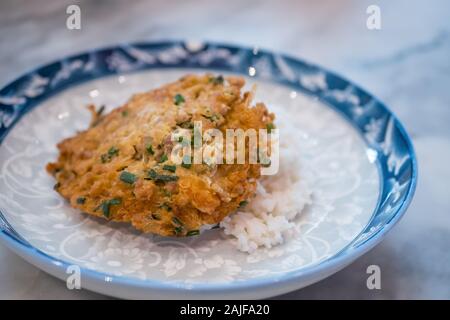 Chinesisches Omelett mit Schweinefleisch und Gemüse gefüllt. Auch knowns als Ei foo Yong mit Reis. Stockfoto