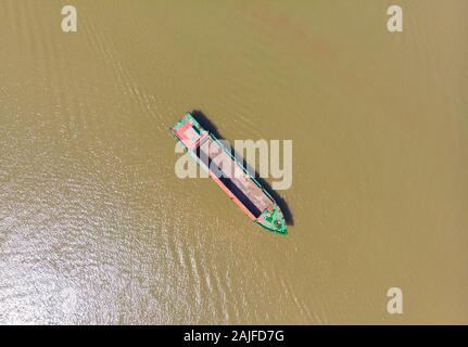 Cargo Boot schwimmend auf dem Mekong Delta region, Can Tho, South Vietnam. Direkt oberhalb von Oben nach Unten nautische Schiff auf Braun schlammigen Wasser. Stockfoto