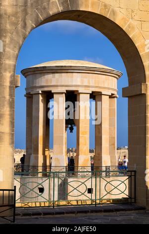 Belagerung Bell War Memorial in Malta, Denkmal für diejenigen, die während der Belagerung von Malta im Zweiten Weltkrieg gestorben Stockfoto