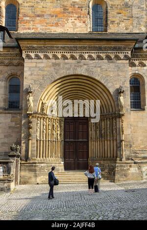 Imposante Seitentüren zum Bamberger Dom in Bamberg, Oberfranken, Deutschland. Stockfoto