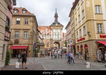 Blick auf die Karolinenstraße in Richtung Altes Rathaus in Bamberg, Oberfranken, Deutschland. Stockfoto