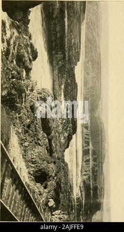 Helden der Entdeckung in Amerika.ch fünf Meilen schien ein longjourney, und andere, in denen noch weniger Fortschritte wasmade. Bisher Nahrung im Überfluß erreicht hatte, aber in diesen Berggebieten die Jäger gefunden gamevery knapp. Viele Tage hatten sie nur Beeren anddried Fisch zu essen, und das halbe Rationen auch diese. Wenn ein Pferd gab es wurde getötet und gegessen. Funktionieren u. sogar verpflichtet, Hunde von den Indianern für Nahrungsmittel zu kaufen. Hunger, Mühe, und Müdigkeit beraubt die Männer von theirspirit, und es war ein zerlumpter, Fuß - Wunde, und disheartenedband, die an der Länge nach links den Hügel und stand auf Com - dabei von der ebene Boden Aga Stockfoto