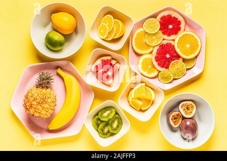 Tropische Früchte und Schichten auf Platten, Ansicht von oben. Stockfoto