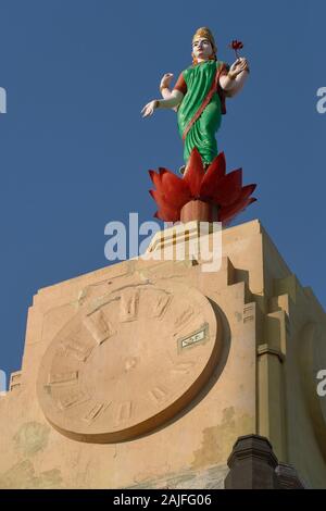 24-Nov-2017 Laxmi Statue und die Uhr auf der Oberseite des Art Déco Lakshmi versicherung Gebäude, Phiroze Shah Mehta road Mumbai, Maharashtra Indien, Asien Stockfoto