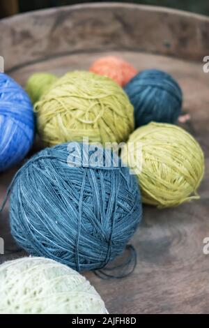 Balls of yarn for knitting in a wooden tray.  Stockfoto