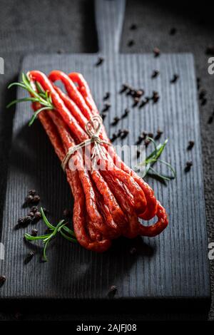 Dünne kabanos aus Schweinefleisch und Rosmarin Stockfoto