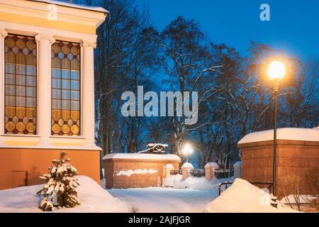 Gomel, Belarus. City Park im Winter Nacht. Und rumyantsevs Paskeviches Palace in Homiel Park, Belarus. Berühmte Sehenswürdigkeiten im Schnee. Stockfoto