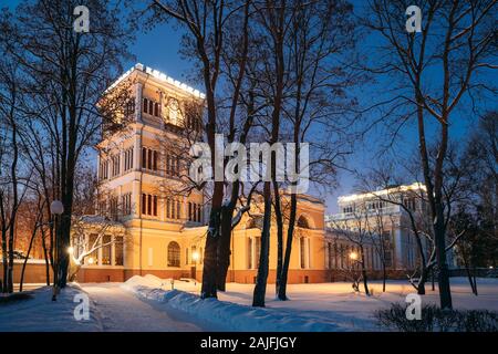 Gomel, Belarus. City Park im Winter Nacht. Und rumyantsevs Paskeviches Palace in Homiel Park, Belarus. Berühmte Sehenswürdigkeiten im Schnee. Stockfoto