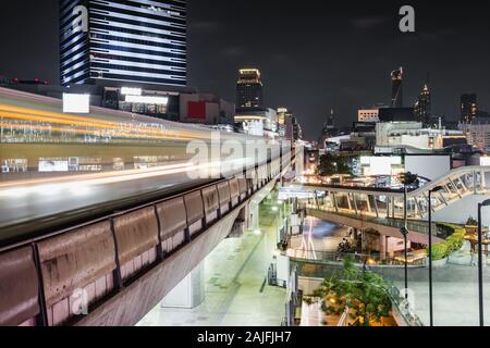 BTS Skytrain läuft im Stadtzentrum in der Nacht in Bangkok, Thailand Stockfoto