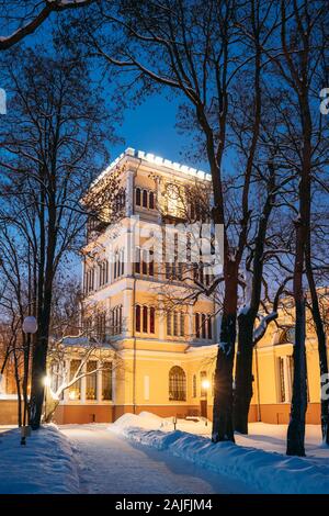 Gomel, Belarus. City Park im Winter Nacht. Und rumyantsevs Paskeviches Palace in Homiel Park, Belarus. Berühmte Sehenswürdigkeiten im Schnee. Stockfoto