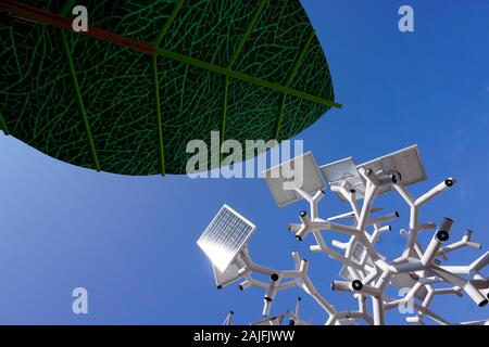 Intelligente Gebührensysteme Sonnenkollektoren Baum. Der Baum nutzt die Energie von den Solarmodulen gespeichert USB-Ladekabel Steckdosen für Smartphones und Tablets, kostenfreies WLAN zur Verfügung zu stellen Stockfoto