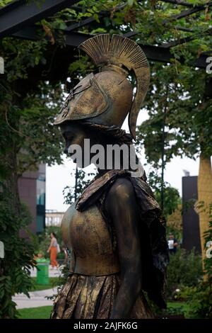 Timisoara, Rumänien - 09.06.2019 lebende Statue der Pallas Athene. Frau gekleidet in Bronze Kleid trägt einen Helm und Speer wirft als realistische menschliche s Stockfoto