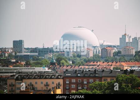 Stockholm, Schweden. Ericsson Globe im Sommer Skyline. Es ist derzeit das größte halbkugelförmige Gebäude der Welt, für die wichtigsten Konzerte, Sport Ev Stockfoto