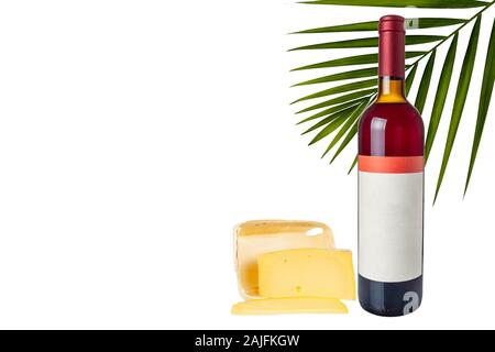 Eine Flasche Wein steht neben einem Stück Käse auf einem weißen Hintergrund. Isolieren. Stockfoto