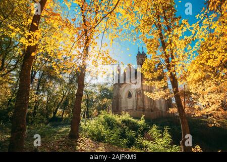 Oder zakoziel Drahichyn Zakoziele, Bezirk, Belarus. Alte neugotische Kapelle - Grab des Clan Orzeszko im Herbst sonniger Tag. Stockfoto