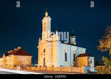 Ruzhany, Region Brest, Belarus. Sternenhimmel über St. Peter und Paul Orthodoxe Kirche im Herbst Nacht. Die berühmten historischen Sehenswürdigkeiten bei Nacht Sterne. Stockfoto