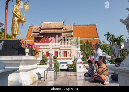 Thai Leute beten vor Wat Phra Singh Tempel in Chiang Mai, Thailand. Stockfoto