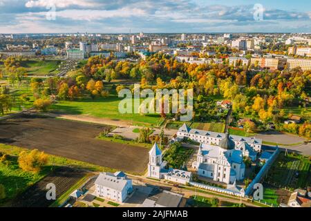 Mahiliou, Belarus. Mogilev Stadtbild mit berühmten Sehenswürdigkeiten - Kirche der Heiligen Boris und Gleb und Kirche der Erhöhung des Heiligen Kreuzes. Luftaufnahme Stockfoto