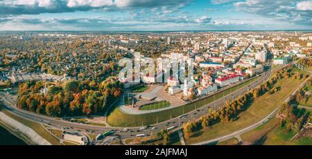 Mahiliou, Belarus. Mogilev Stadtbild mit berühmten Wahrzeichen - 17. Jahrhundert Rathaus. Luftaufnahme von Skyline im Herbst Tag. Bird's-Eye View. Panorama, P Stockfoto