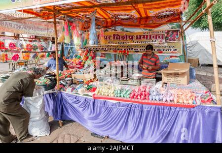 Jodhpur, Indien - 08.März 2017: der Mann, der auf dem Markt verkauft farbigen Pulver.. Stockfoto