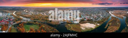 Dobrush, Region Gomel, Belarus. Luftaufnahme von dobrush Stadtbild Skyline im Herbst am Abend. Wohnviertel und Fluss während des Sonnenuntergangs. Bird's-eye V Stockfoto