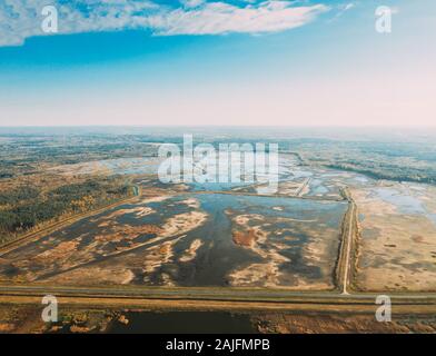 Belarus. Luftaufnahme von Teichen Herbst Landschaft. Teiche der Fischerei im Süden von Weißrussland. Blick von oben auf die Fischfarmen vor hohen Haltung. Drone Ansicht. Bib Stockfoto