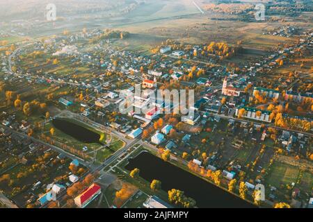 Ruzhany, Region Brest, Belarus. Skyline Skyline im Herbst sonnigen Abend. Vogelperspektive von St. Peter und Paul Orthodoxe Kirche und Trinity Katholischen Stockfoto