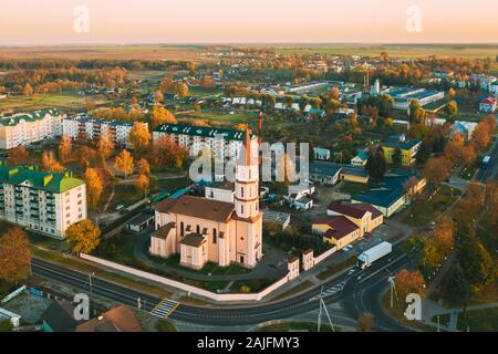 Ruzhany, Region Brest, Belarus. Skyline Skyline im Herbst sonnigen Abend. Vogelperspektive und Trinity Church. Die berühmten historischen Sehenswürdigkeiten. Stockfoto