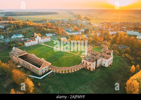 Ruzhany, Region Brest, Belarus. Skyline Skyline im Herbst sonnigen Abend. Vogelperspektive von Ruzhany Palace. Berühmte Beliebte historische Sehenswürdigkeit. Stockfoto