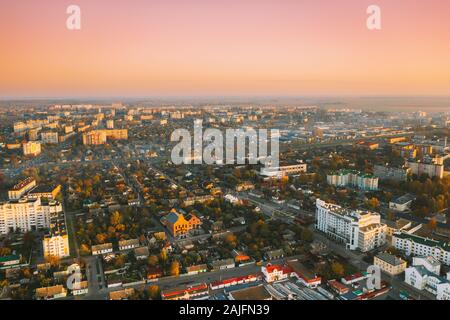 Pinsk, Region Brest, Belarus. Pinsk Stadtbild Skyline im Herbst Morgen. Vogelperspektive von Wohngebieten und der Innenstadt. Stockfoto