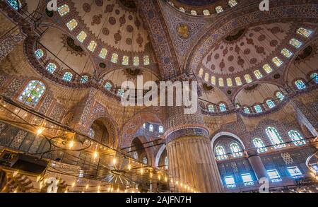 Ein Blick auf die gewölbte dekorativen Decke der Sultanahmet Moschee (Blaue Moschee) in Istanbul, Türkei Stockfoto