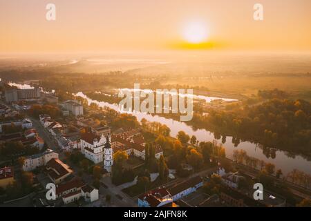 Pinsk, Region Brest, Belarus. Pinsk Stadtbild Skyline im Herbst Morgen. Vogelperspektive von Dom von Namen der Seligen Jungfrau Maria und Kloster Stockfoto