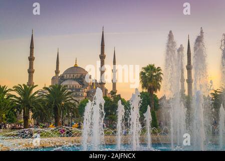 Ein Blick auf die Blaue Moschee bei Sonnenuntergang vom Brunnen in Sultanahmet Park in Istanbul, Türkei Stockfoto