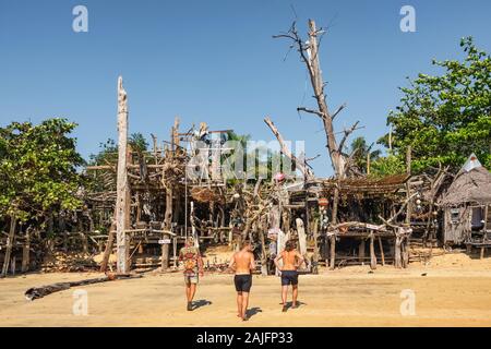 Berühmte Hippie Bar aus Treibholz auf Ko Phayam Insel Stockfoto