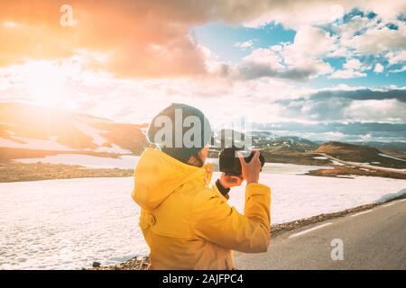 Aurlandsfjellet, Norwegen. Junge Frau touristische Reisende Fotograf Fotos Fotos von Aurlandsfjellet Scenic Route Straße. Norwegische Landma Stockfoto