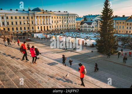 Helsinki, Finnland - 11. Dezember 2016: Frau, Tourist, Bild von Möwe Vogel in der Nähe von Weihnachten Markt mit Weihnachtsbaum Am Senatsplatz In Stockfoto